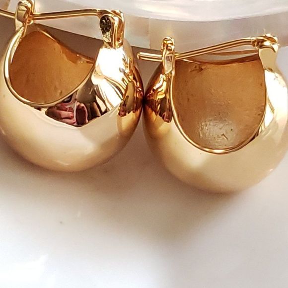 New! Basket Of Gold Hoop Earrings - Picture 7 of 11
